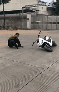 今天过来按脚,恰巧碰见了前女友,我该怎么化解尴尬呢?哈哈哈