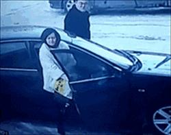 雪天路滑摔倒后应对方法,雪天路滑不慎摔倒怎么摔最安全