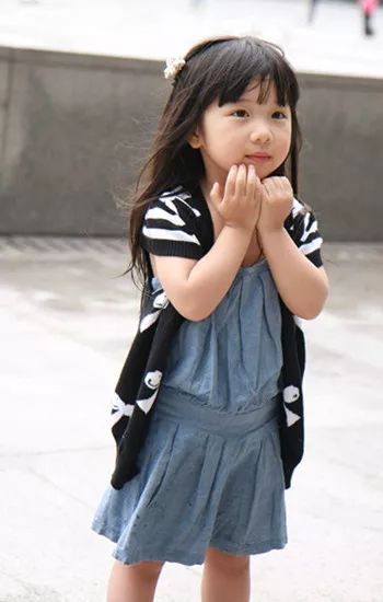 4岁女孩练习下腰致截瘫，这些运动孩子不能太早做！