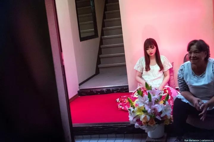 俄罗斯记者闯入日本*灯区红**，冒死*拍偷**下了大量照片