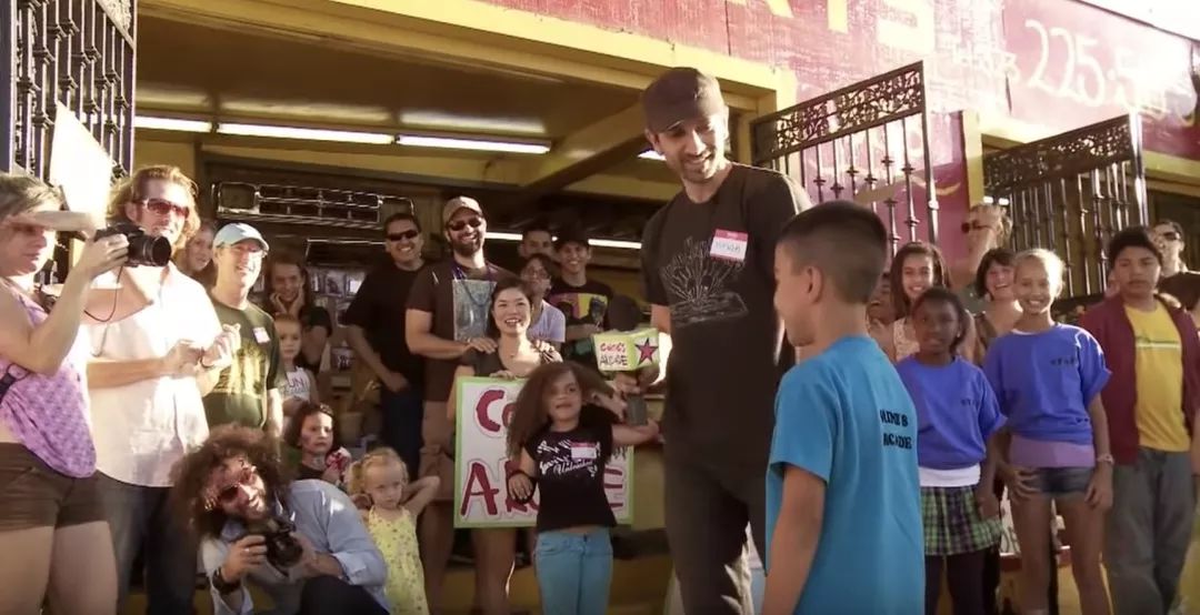 九岁的他用废纸箱建了个游乐场，结果全洛杉矶的人都来了……