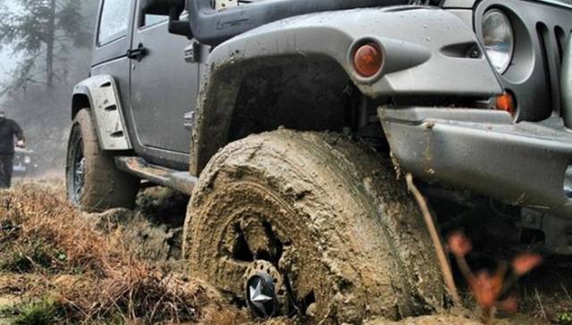 开车有坑洼的地面应该怎么通过,开车过坑洼路面技巧