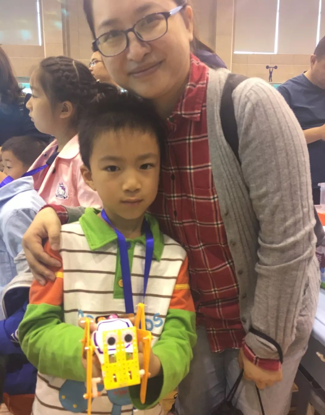 机器人团队激烈角逐,工业机器人团队比赛