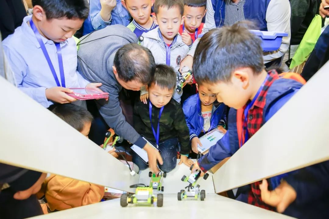 机器人团队激烈角逐,工业机器人团队比赛