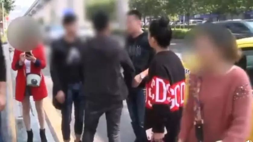 欠费上千万！万豪国际、诚基中心等小区被停电催费；一边说美一边践踏，济南画家村刚铺的草坪遭殃；问卷没按答案抄，家长被老师踢出群