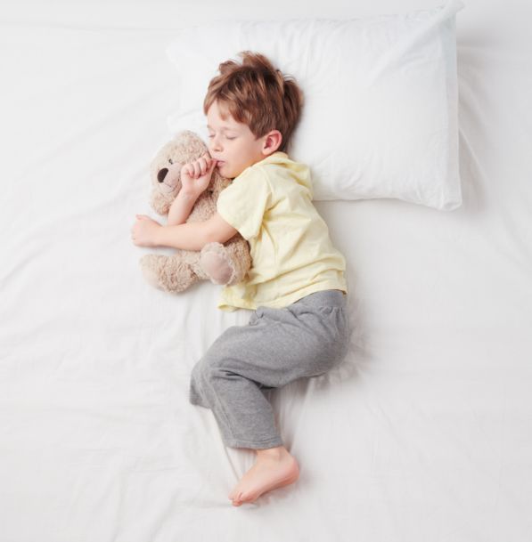 5岁男孩摸着妈妈乳房才能入睡,“恋物”扎了多少妈妈的心