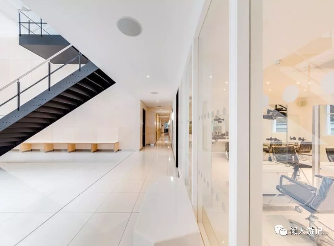 用戴森吹风机卷发,用戴森的理发师