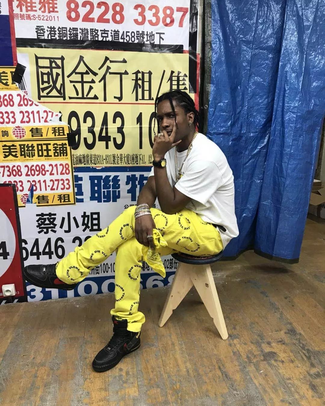 冠希搬出一张小木椅，向我们揭示了木工出征潮流界的版图