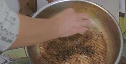 变态的韩国人发明了一款厨房神器，用它擦一擦家里各种锈迹、顽固污渍一扫而光！一分钟亮洁如新！