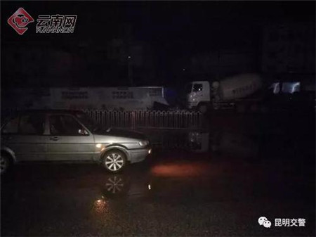 云南两路怒男子在路中间互殴,云南昆明路怒后续