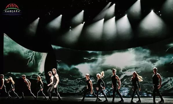 家门口看演出的快乐,家门口看大戏群众乐开怀