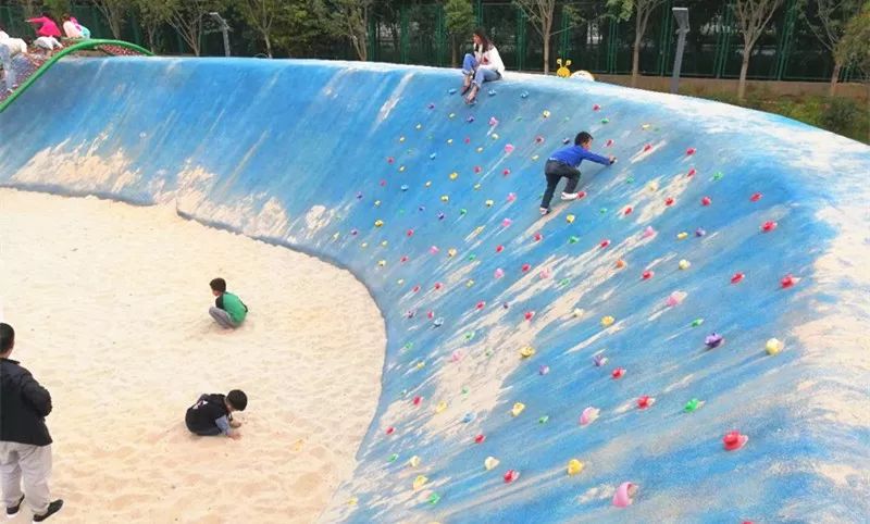 火爆之后骤冷！开始拓展潮牌、书店、童乐、餐饮的中大门，真能扮演好经开商业扛把子？