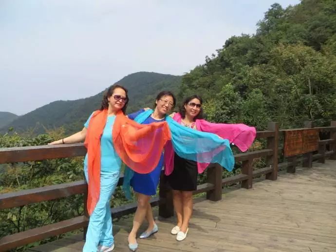 中国大妈才是地球上最敢穿的街头王者！当红时尚单品都是你妈玩剩下的