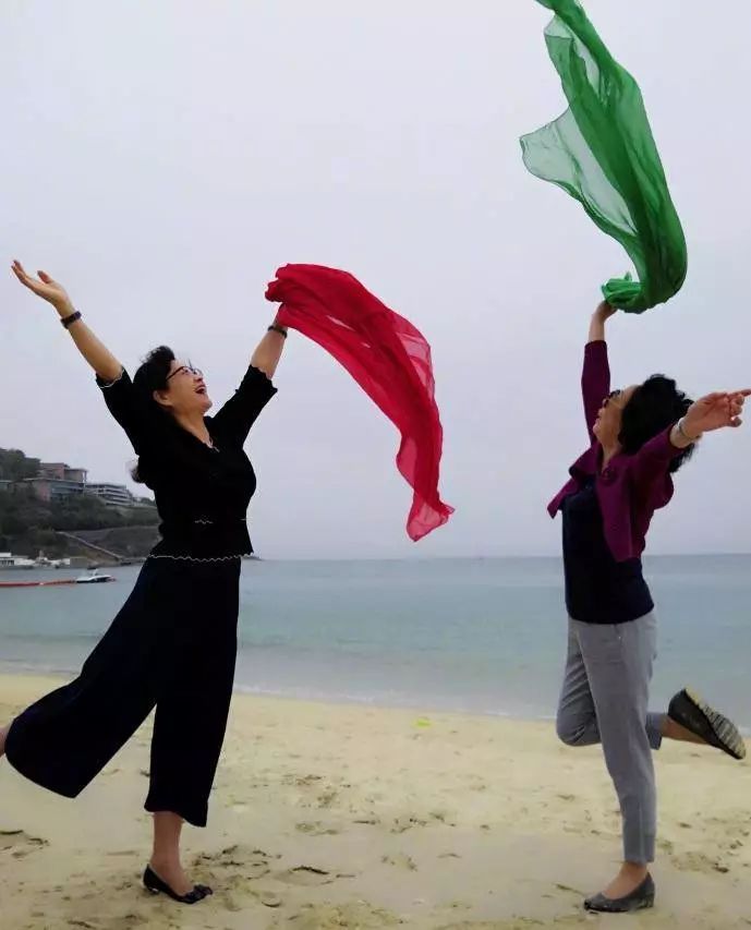 中国大妈才是地球上最敢穿的街头王者!当红时尚单品都是你妈玩剩下的