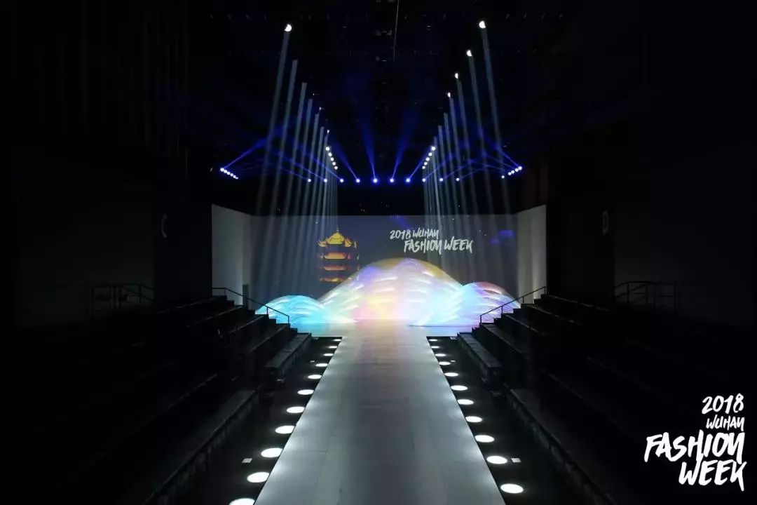 戳进来｜除了黄鹤楼和鸭脖子，这座城市竟然还有时装周这个大IP？