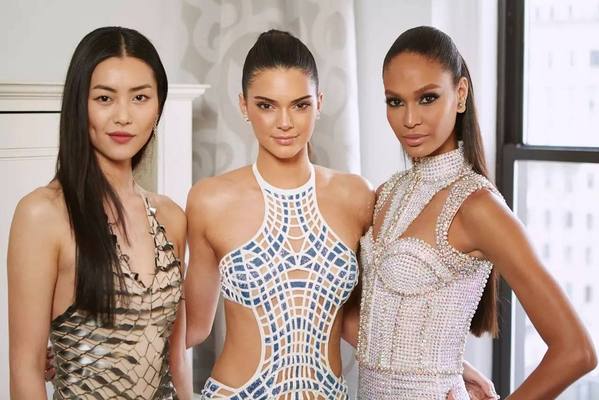 奚梦瑶何穗大表姐的维密秀,奚梦瑶何穗刘雯冬季街拍机场