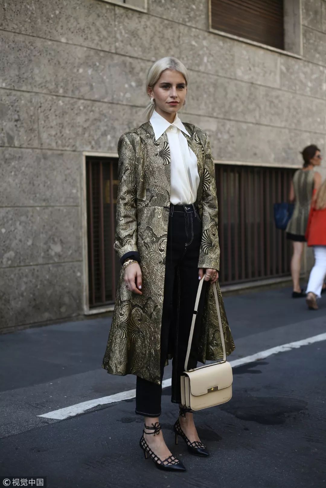 鞋带绕脚脖,鞋带勒脚脖会水肿吗