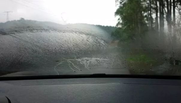 电动汽车冬天车内防雾小妙招,冬季车内起雾没有AC怎么解决