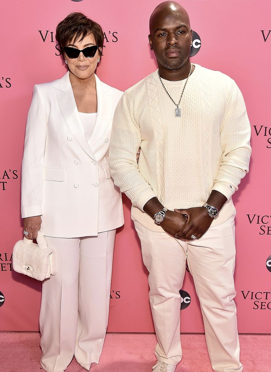 维秘年度“丑”秀落幕，我只记住了各种美好肉体……和东北大花袄！