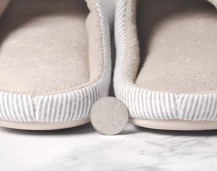 这是一双乳胶棉拖，跳跃在云端之巅的曼妙，穿上3秒就暖脚！