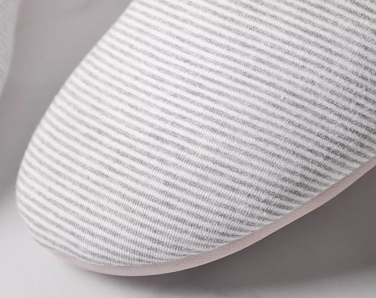 这是一双乳胶棉拖，跳跃在云端之巅的曼妙，穿上3秒就暖脚！