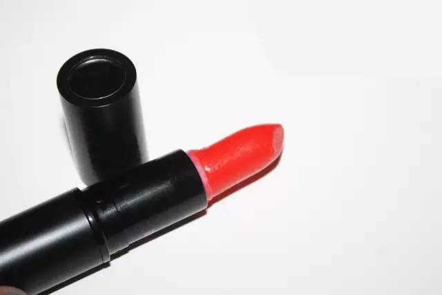 口红断了怎么办一招教你恢复完整,圣罗兰小金条口红断了怎么修复