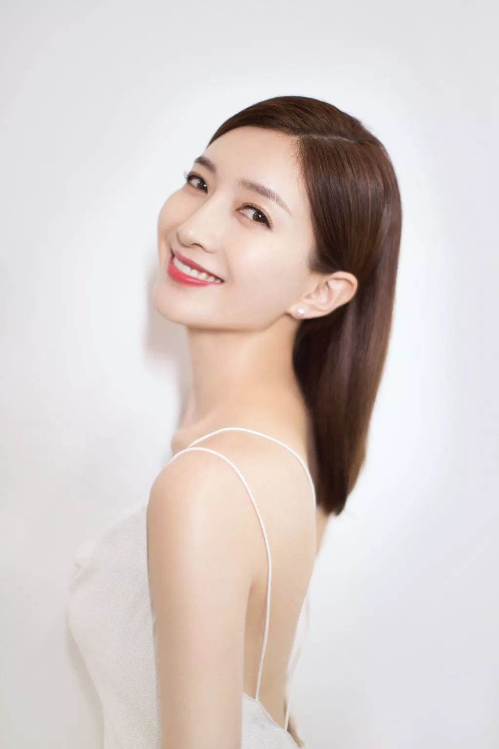 今冬流行发色短发黑茶色,今冬17-18岁流行发色