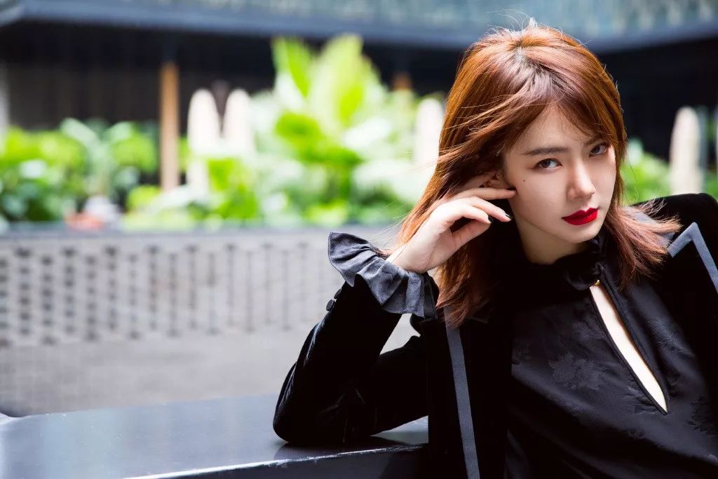 今冬流行发色短发黑茶色,今冬17-18岁流行发色