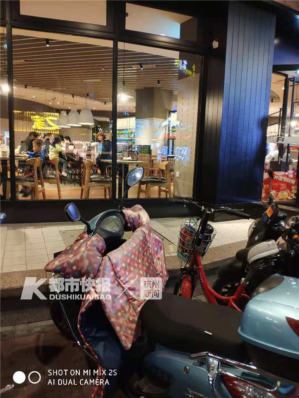 她是谁？为什么肚子这么大了，还经常在这家肯德基过夜？从不点单，都捡别人剩下的