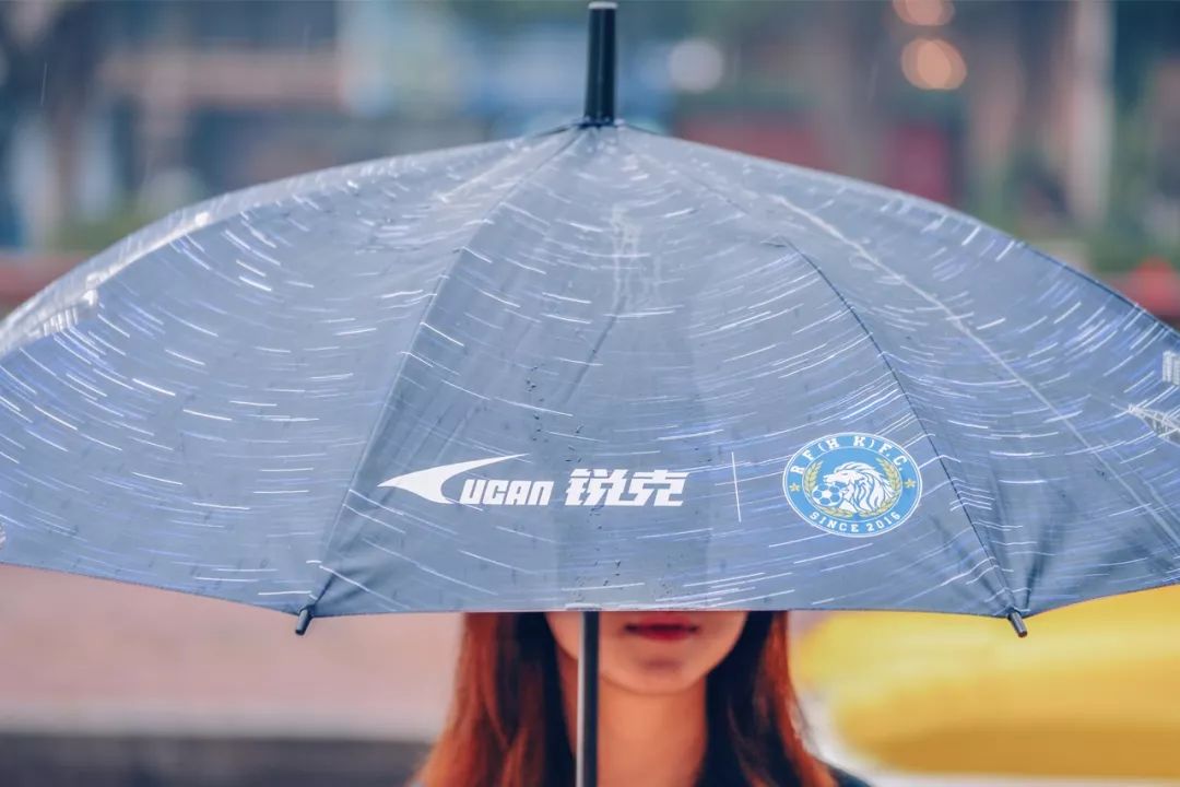 在浮华都市共赴一场盛大球赛，只要一样的球衣