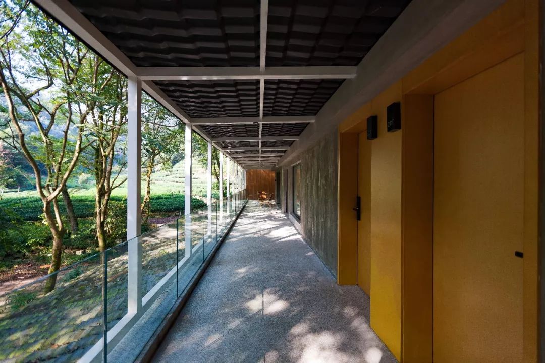 自称“射鸡师”！这个“不太正经”的设计师把酒店开了半个中国，今年终于到杭州了！