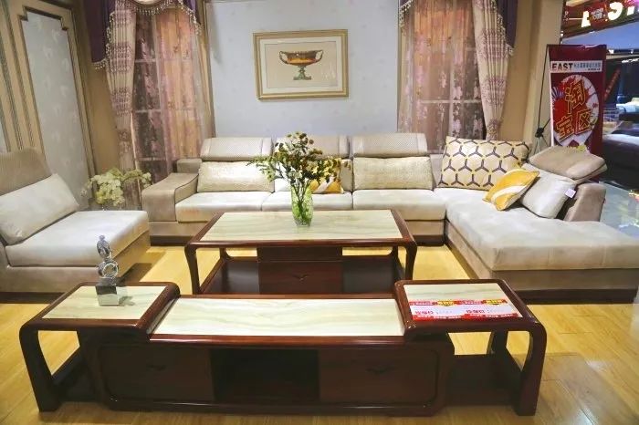 瞒不住了！神木双虎家私最低5折起售，样品狂甩，神木婆姨女子抢疯了