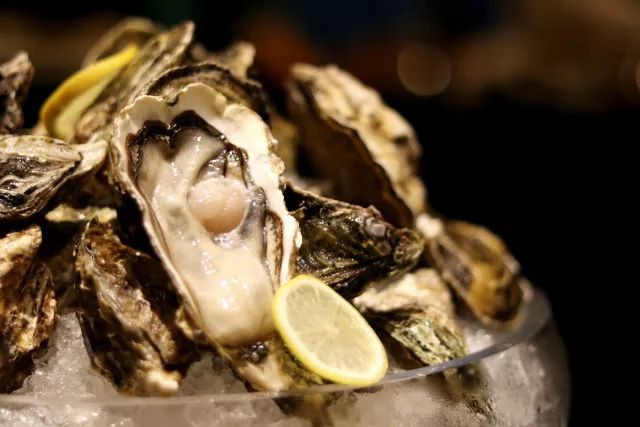 ¥238/位——“爱尔兰生蚝+15种海鲜”畅吃,还送波龙!乐队表演周末哈根达斯!这家希尔顿旗下酒店颠覆吃货想象!