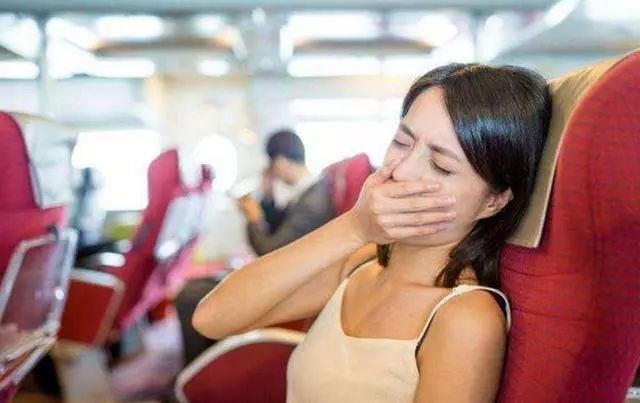 恶心反胃一招缓解晕车,晕车老是吐止不住咋办