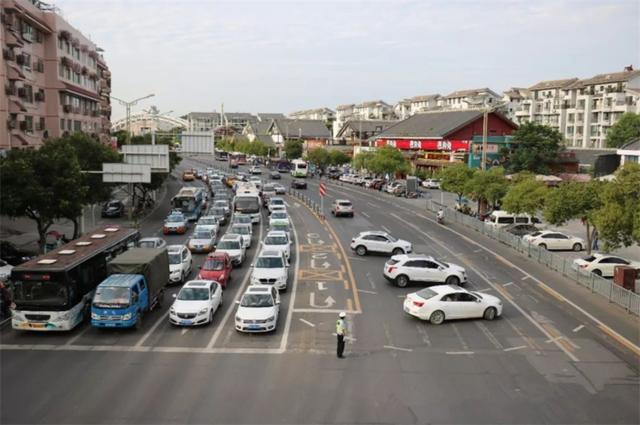 借道右转扣分,借道左转扣几分罚款多少