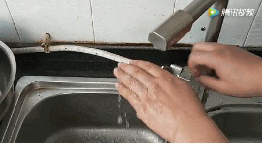 快速清洗油烟机上的污垢,油烟机清洁剂强力去污小妙招