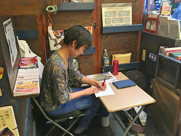 离开东京，去冲绳开一家5.5平米的旧书店！｜吉井忍的二次会