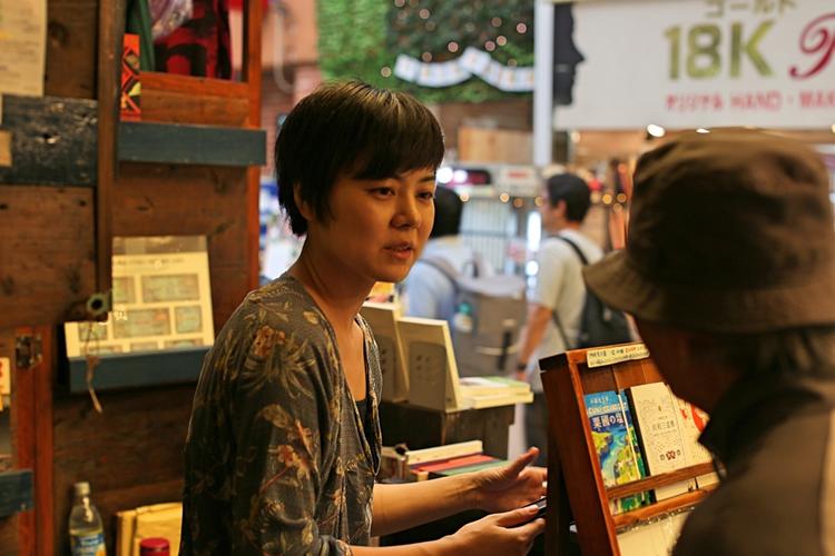 离开东京，去冲绳开一家5.5平米的旧书店！｜吉井忍的二次会