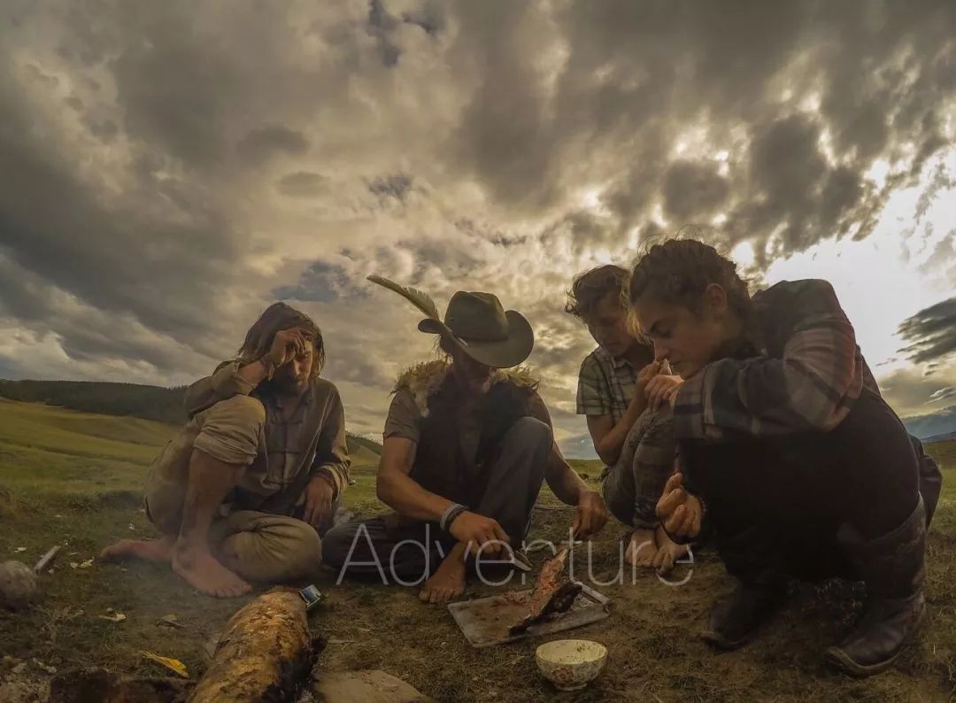 那个开着旅行咖啡车的女孩，暂别荒野重返都市
