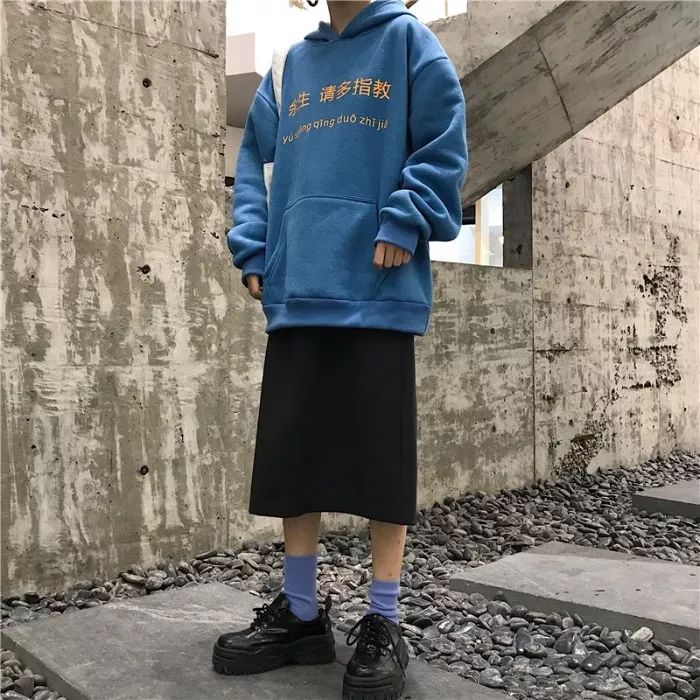 别再穿黑色了，这个颜色今年超流行，百搭时髦还显白显气质