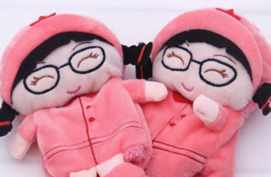 用袜子娃娃保持内心的孩子气，她的创意工坊拥有十几家代理商