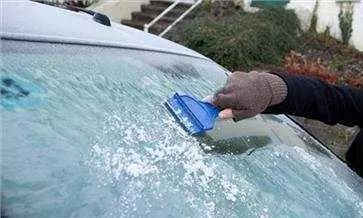 怎样去除汽车玻璃上的冻雪,冬天车玻璃上的冰怎么去除