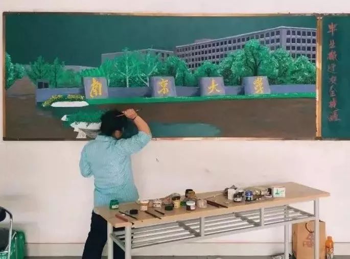 又一“扫地僧”火了！保洁阿姨的3D黑板报惊艳全网……
