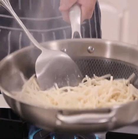 将食物“悬浮”起来的锅!轻松做到不沾锅,无油烟更健康