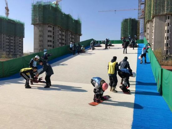 冰雪大世界超长雪滑梯,第一视角体验冰雪小世界冰滑梯