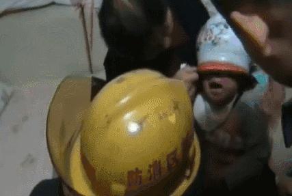 突发！男孩的头被卡在了跑步机里