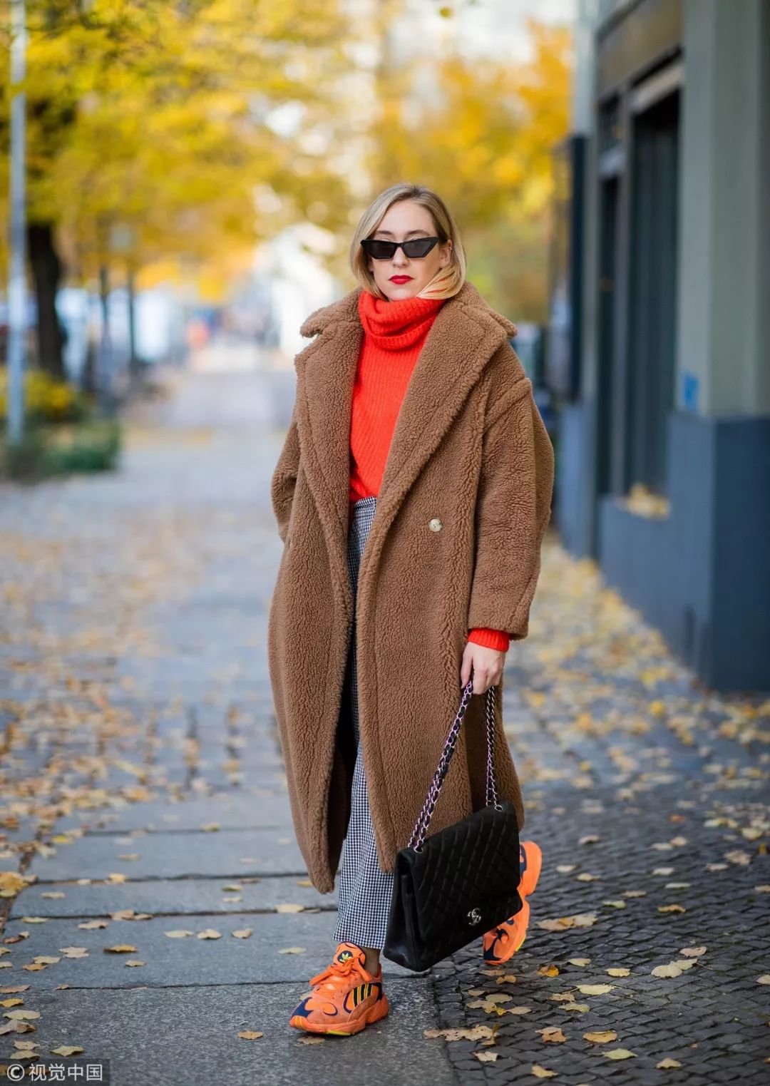 长大衣运动鞋,每次穿长大衣身高不够高跟鞋来凑