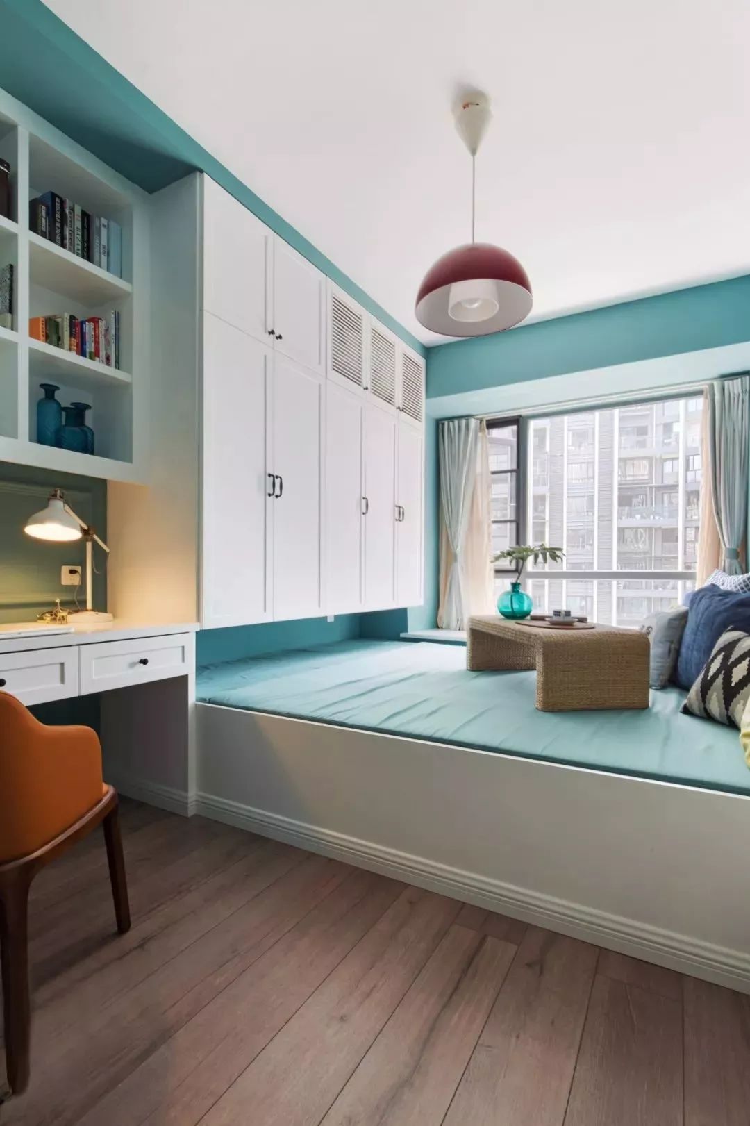 书房有个榻榻米和书柜设计,书房榻榻米的设计底下可以储物