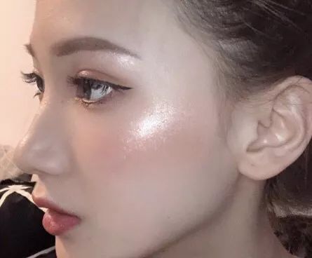 十级美颜也遮不住我的熊猫眼,十级美颜也拯救不了我的痘痘