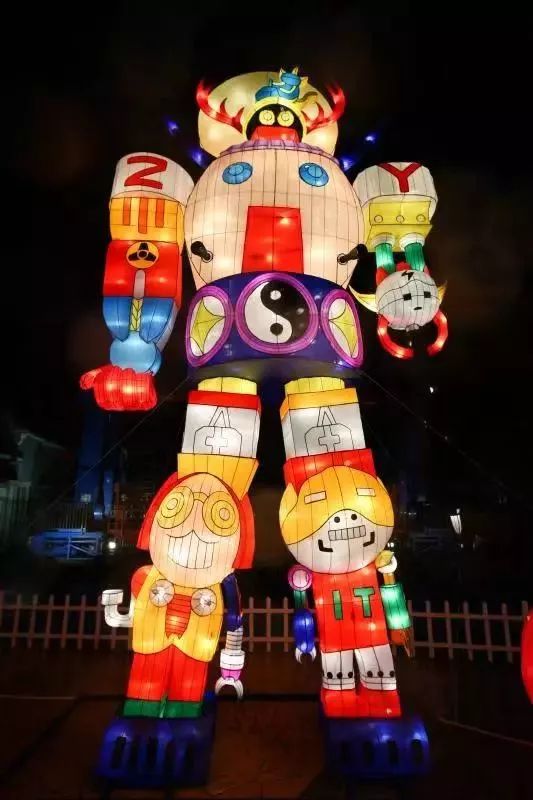 上海欢乐谷嗨翻了!50万㎡华灯齐放、圣诞市集、狂欢盛典,还能与偶像零距离接触……